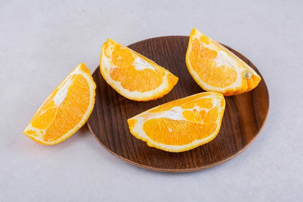 Gri masa arkaplanındaki taze portakallar
