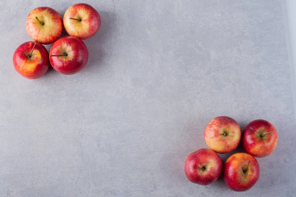 Frische Reife Rote Äpfel Auf Einem Küchentisch Hintergrund — Stockfoto