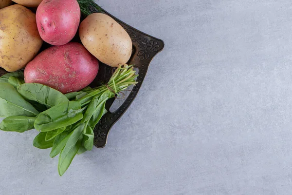 Frische Bio Kartoffeln Auf Grauem Hintergrund — Stockfoto