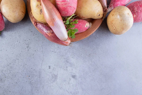 Beyaz arka planda taze organik sebzeler