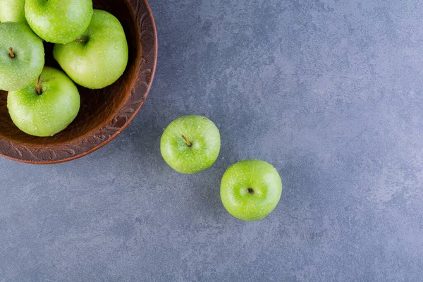 Mutfak masasında taze yeşil elmalar 