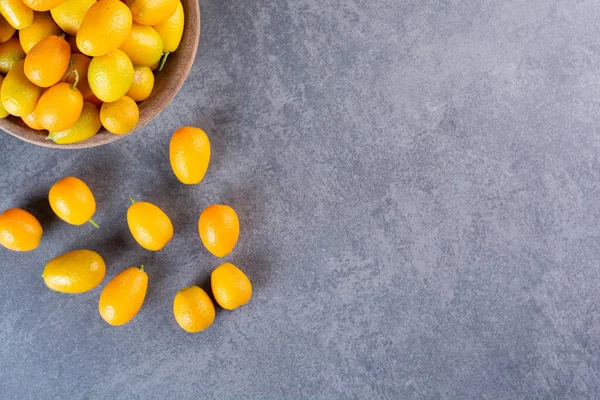 Mutfak masasında taze kumkatlar.