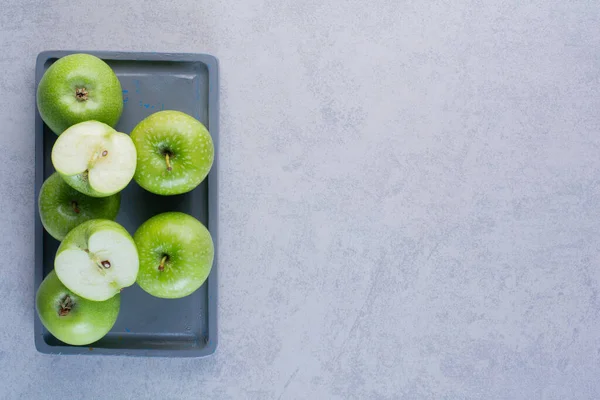 Gri arka planda yeşil elmalar. Üst Manzara. Boşluğu kopyala. 