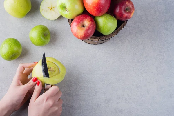 Femme Pelant Pomme Verte Sur Fond Gris — Photo