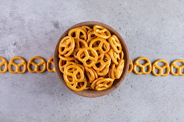 Mutfak masasında tuzlu kraker.