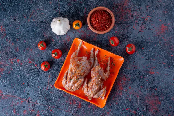 Pişirmek için malzemeli çiğ tavuk eti.