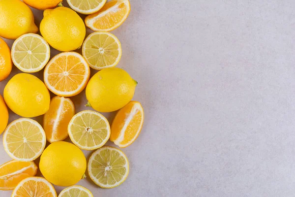 Gri arka planda taze sarı limonlar  