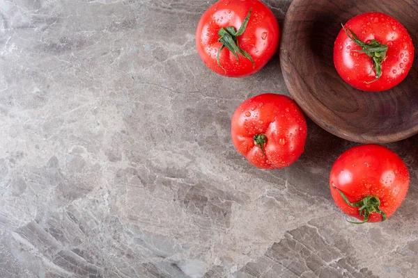 Mutfak masasında taze domatesler. 