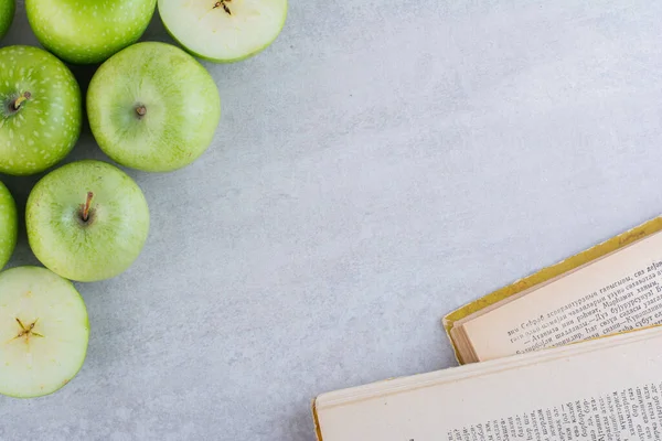 Gri arkaplanda olgun elmalar, yakın görünüm