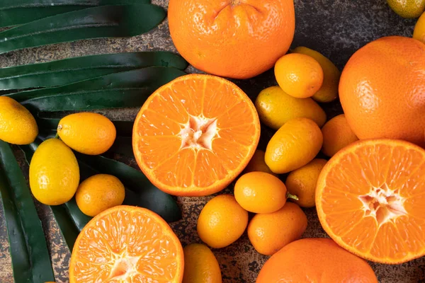 Verse Rijpe Kumquats Mandarijnen Een Grijze Achtergrond — Stockfoto