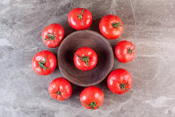 Mutfak masasının arkasında taze domatesler