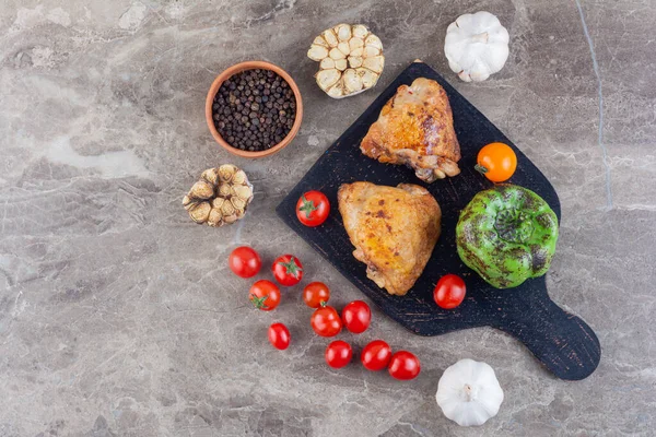 Baharatlı ve sebzeli ızgara tavuk. 