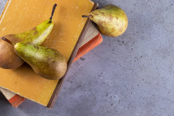 Gri arka planda taze olgun armutlar