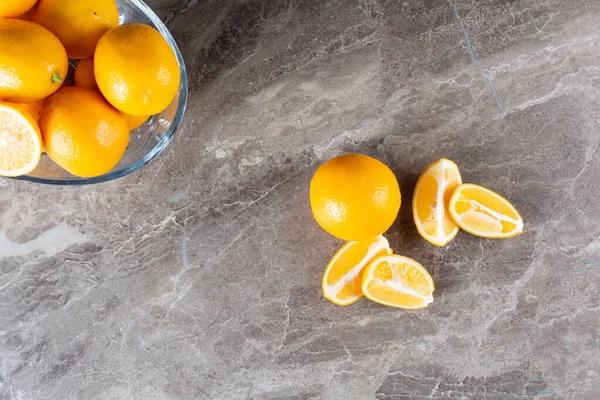 açık gri arkaplanda olgun tatlı portakallar