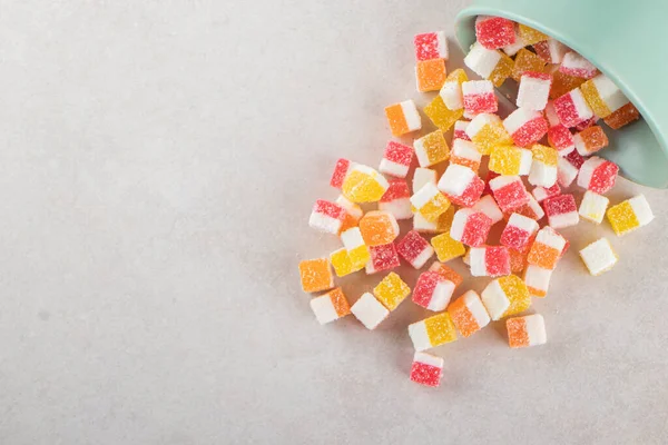 Masada çok renkli jöle şekerlemeleri var.