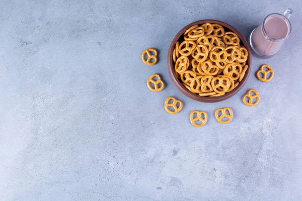 Mutfak masasında tuzlu kraker.