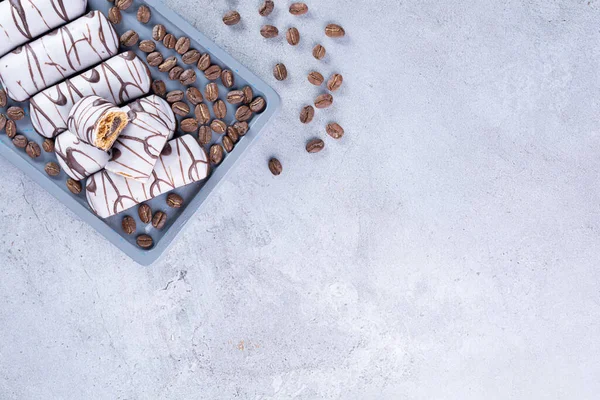 Beyaz arka planda çikolata ve kahve çekirdekleri.