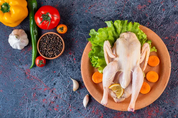 Pollo Crudo Con Especias Verduras Sobre Mesa Gris — Foto de Stock