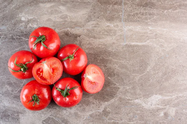 Kiktchen masa arkasında taze domatesler 