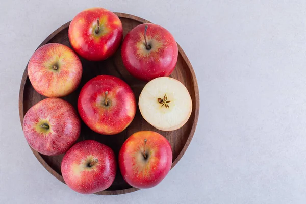 Gri arkaplanda kırmızı elmalar