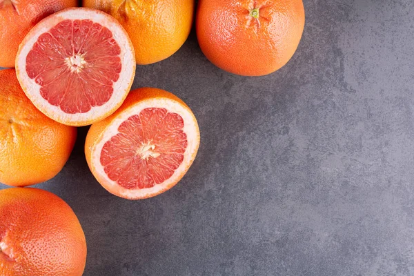 Gri mutfak arka planında taze greyfurtlar..