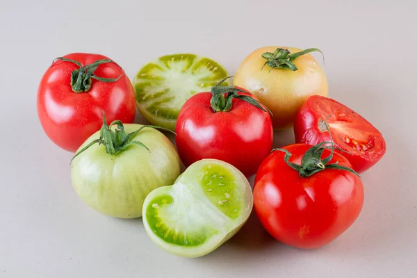 キッチンテーブルの上の新鮮なトマト背景 — ストック写真