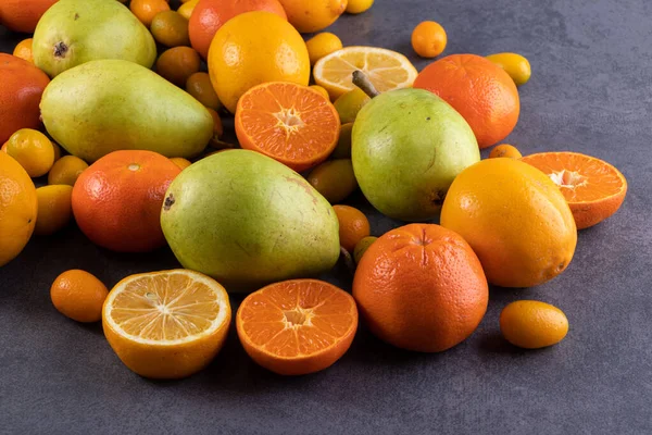 灰色の背景に新鮮な果物 — ストック写真
