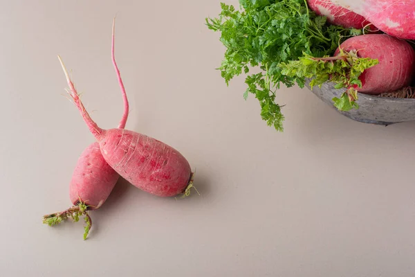 Frische Bio Radieschen Auf Dem Küchentisch — Stockfoto