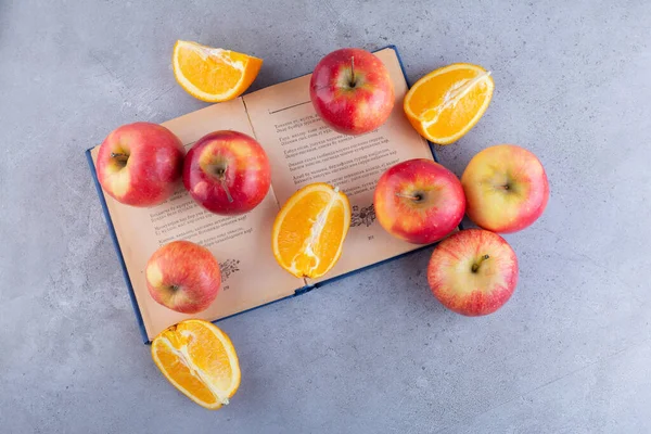 Frutas Frescas Maduras Sobre Fondo Gris — Foto de Stock