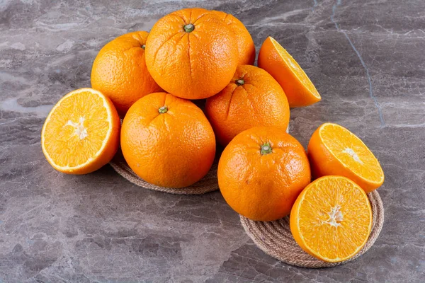 キッチンテーブルの新鮮なオレンジ 健康的な栄養の概念 — ストック写真