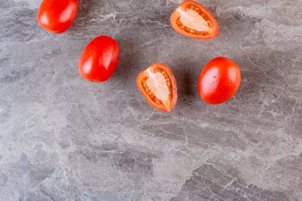 キッチンテーブルの上の新鮮な熟したトマト背景 — ストック写真