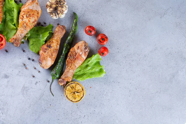 Gegrilltes Hühnerfleisch Mit Gemüse Und Gewürzen Auf Dem Küchentisch — Stockfoto