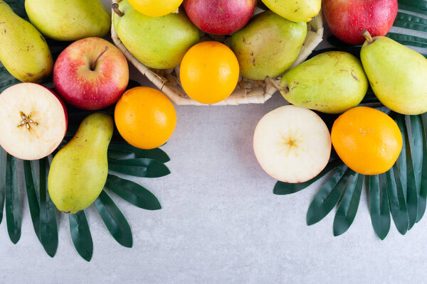 разнообразие фруктов на сером фоне.