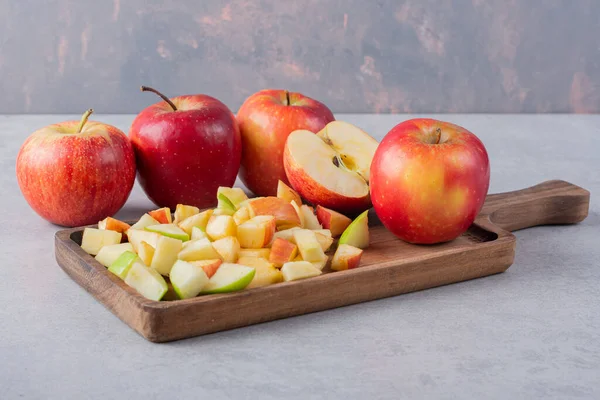 Gri arkaplanda taze olgun elmalar.