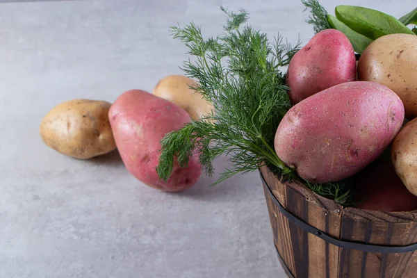 Gri arka planda taze organik patates 