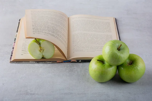 Libro Abierto Con Manzanas Sobre Fondo Gris — Foto de Stock