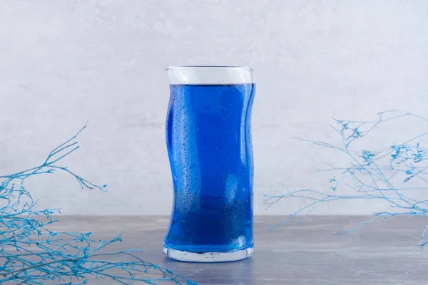 Gri arka planda mavi limonata.