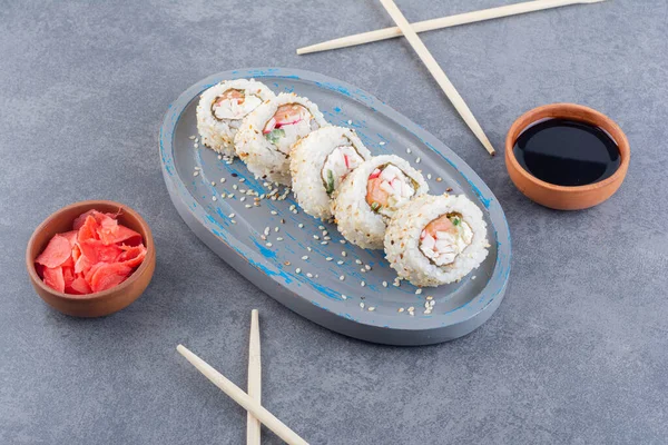 Nefis suşi. Japon yemekleri konsepti. 
