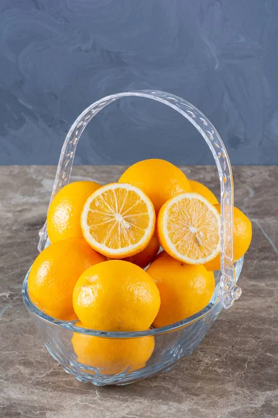 Limoni Freschi Gialli Fondo Grigio — Foto Stock