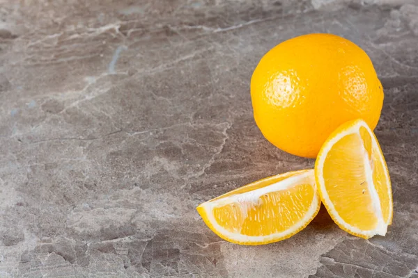 Gri arka planda taze sarı limonlar  