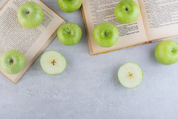 Зеленые Яблоки Книги Сером Фоне Стола — стоковое фото