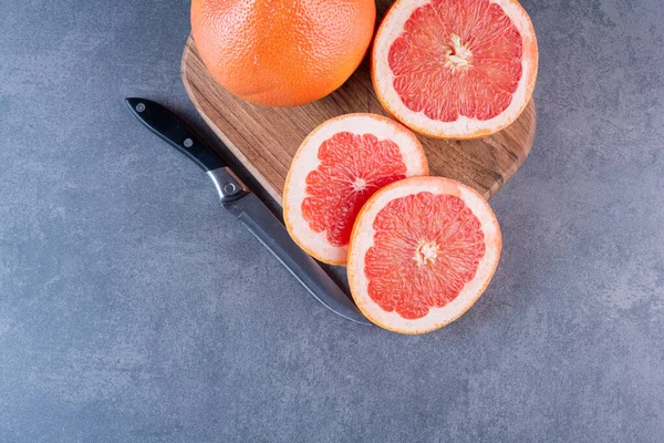 Gri mutfak arka planında taze greyfurtlar..