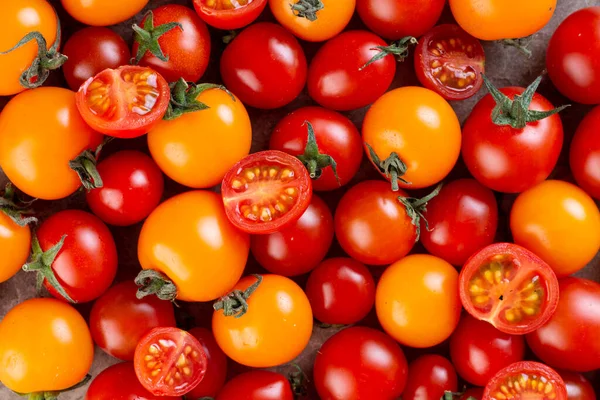 キッチンテーブルの上の新鮮なトマト背景 — ストック写真