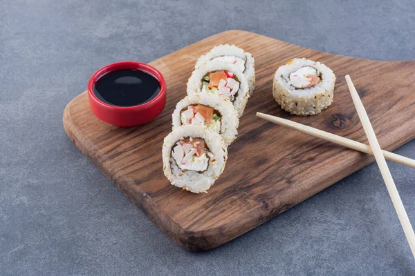 Nefis suşi. Japon yemekleri konsepti. 