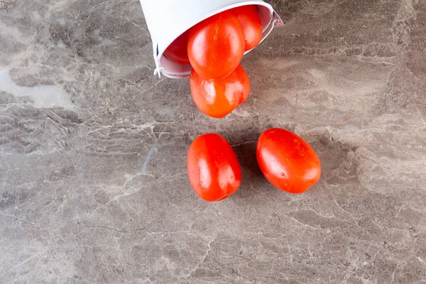 Kiktchen masa arkasında taze domatesler 