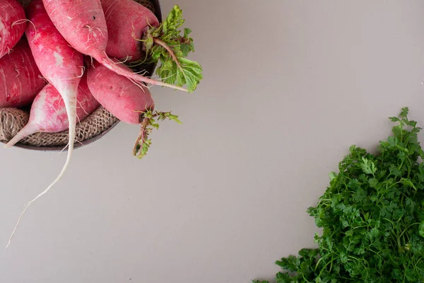 Frische Bio Radieschen Und Petersilie Ansicht Von Oben — Stockfoto