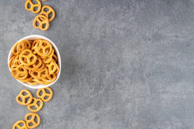 Mutfak masasında tuzlu kraker.