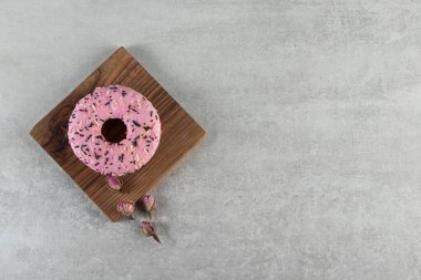 Beyaz arka planda pembe çörekler. en üstteki görünüm.