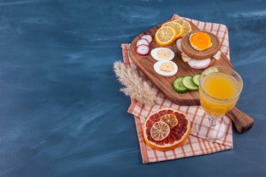 meyve ve meyve suyu mutfak masasında. Metin için boş alan. Kahvaltı