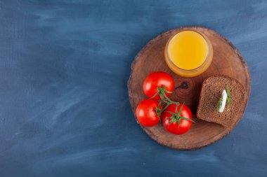 Taze tost ve domatesli taze meyve suyu..